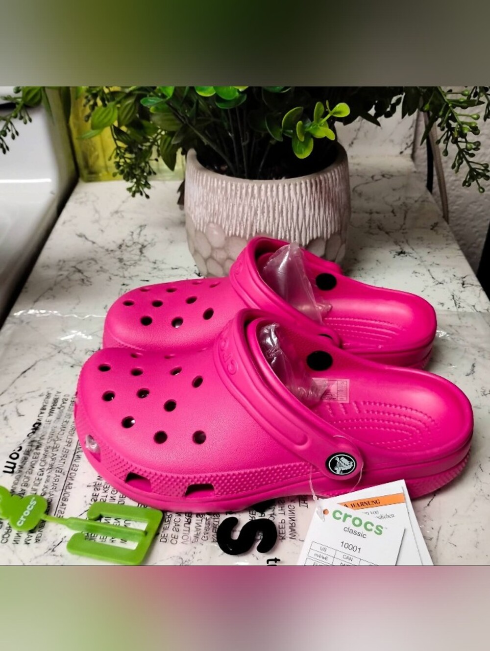 CROCS Women's Classic Clog in Bright Pink Size W7
